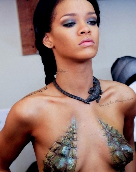 Rihanna félmeztelenül